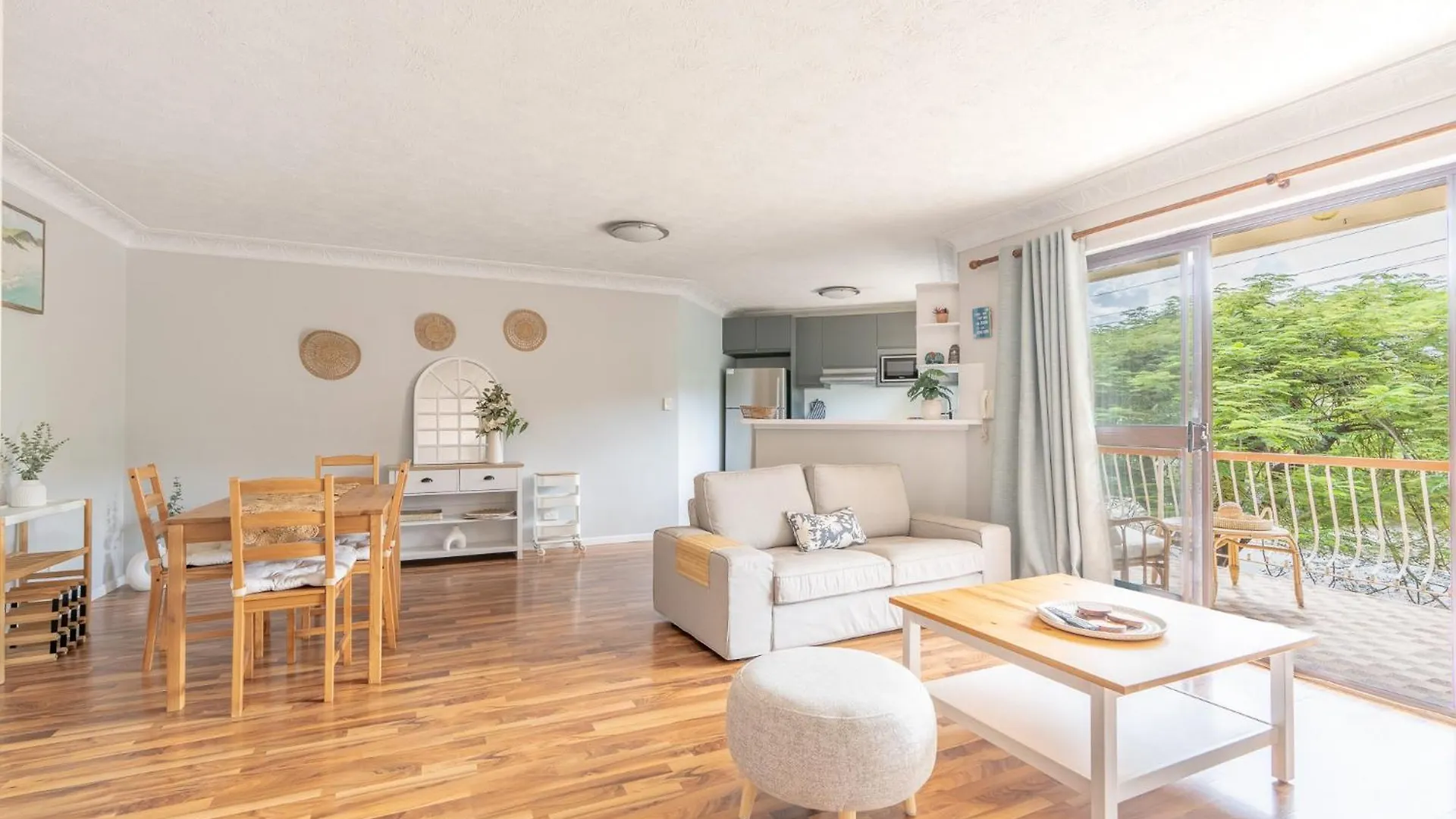 Lovely 2-Bed By Oxenham Park Transport & Shops Brisbane Apartment