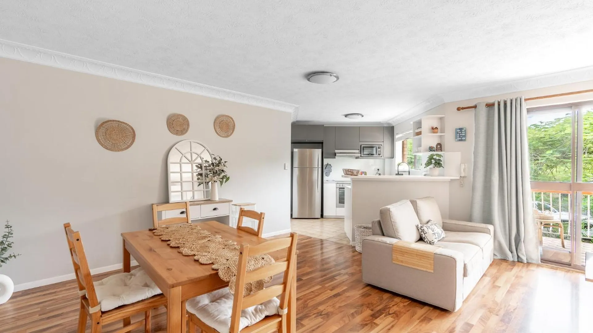 Lovely 2-Bed By Oxenham Park Transport & Shops Brisbane Apartment