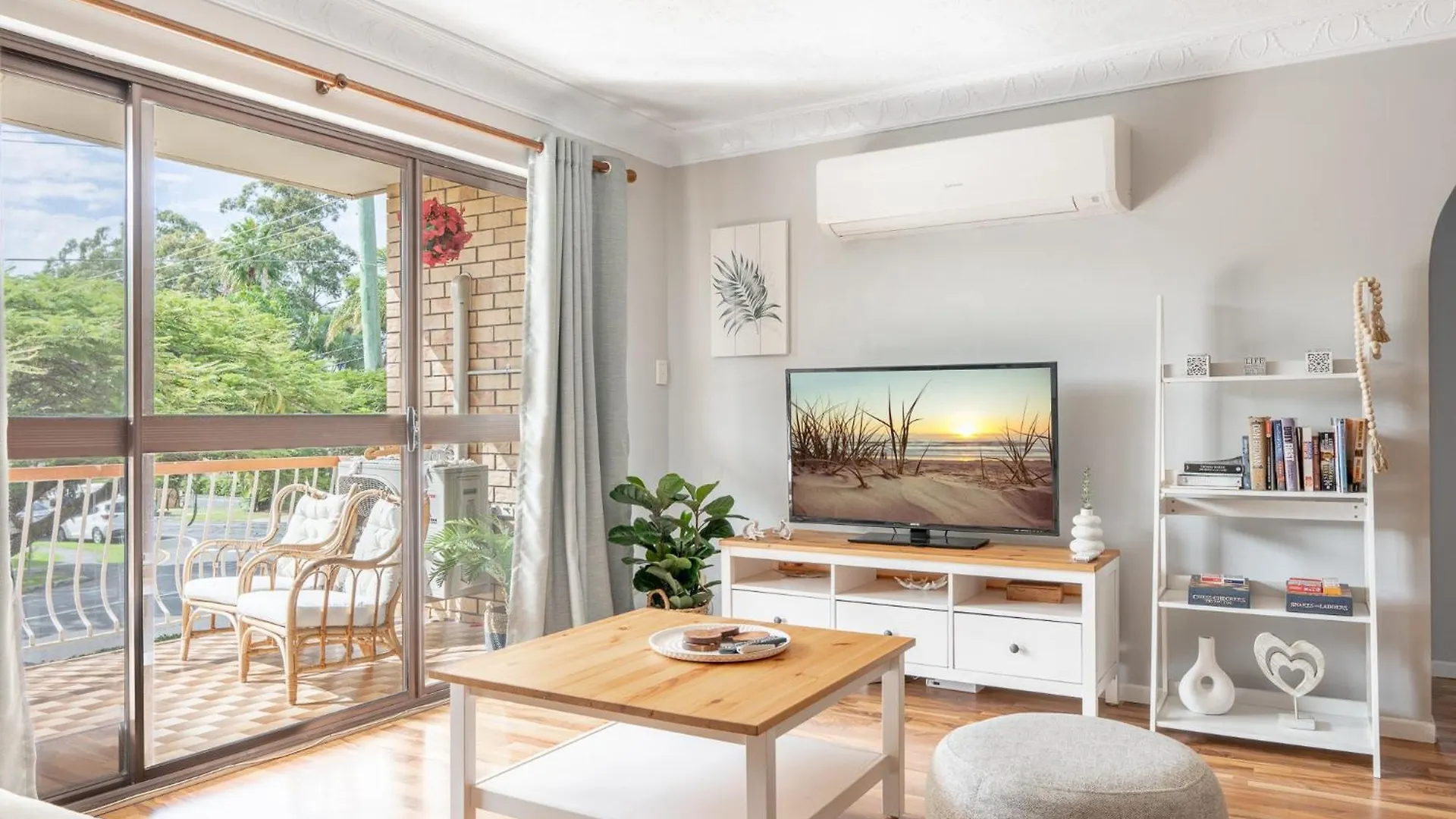 Lovely 2-Bed By Oxenham Park Transport & Shops Brisbane Apartment